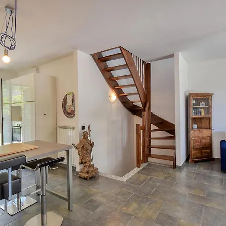 2 Bedroom Amazing In Nyaraló Vado Ligure