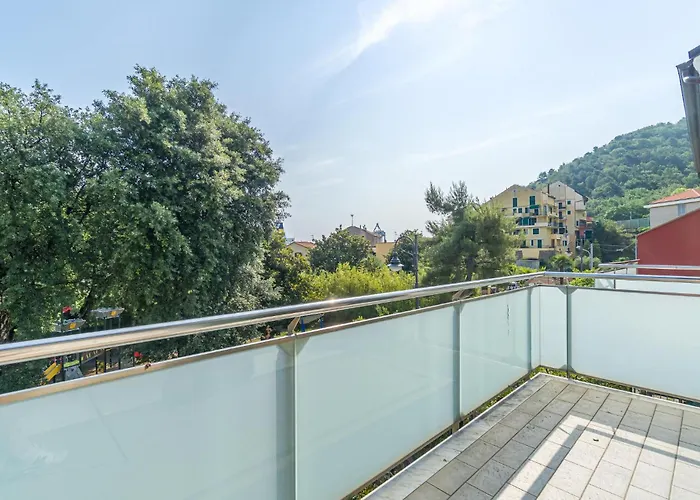 2 Bedroom Stunning In *