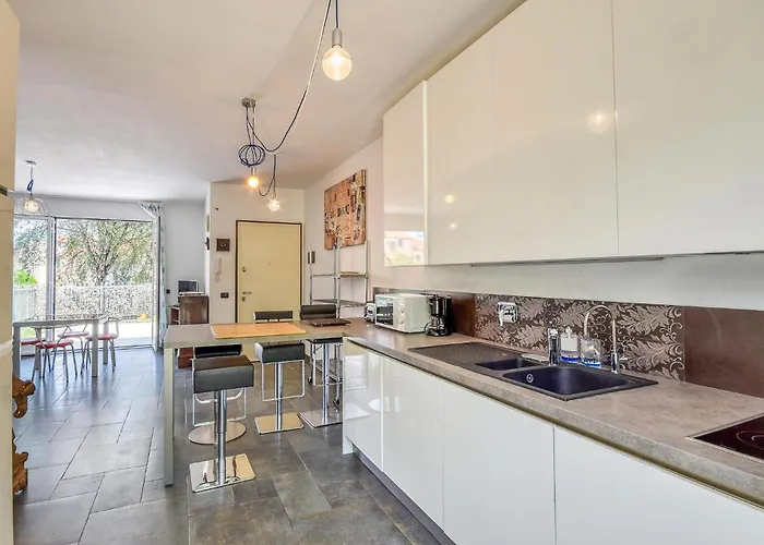 2 Bedroom Stunning In *